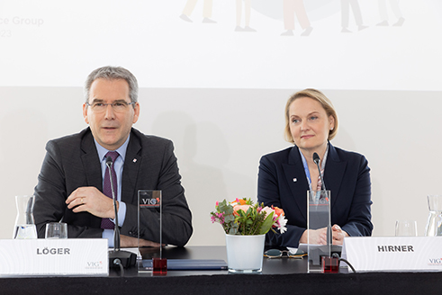 Der designierte CEO Hartwig Löger und Finanz- und Risikovorständin Liane Hirner präsentierten die Ergebnisse 2022 (Bild: Richard Tanzer)