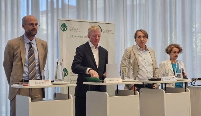 Präsentierten den Fehlzeitenreport 2025 (v.l.n.r.): Rolf Gleißner (WKO), Peter McDonald (Dachverband der Sozialversicherungsträger), Wolfgang Panhölzl (AK) und Christine Mayrhuber (WIFO). Bild: VJ