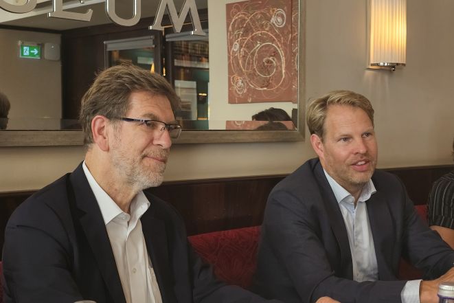 Sommergespräch des Fachverbands der Pensions- und Vorsorgekassen: Fachverbandsobmann Andreas Zakostelsky (links) und der stellvertretende Botschafter Dänemarks in Österreich, Mathias Vaa (Bild: VJ)