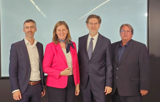 Präsentierten die Reform der zweiten Säule (v.l.n.r.): Christoph Pramhofer (Neos), Barbara Eibinger-Miedl (ÖVP), Fachverbands-Obmann Andreas Zakostelsky und Josef Muchitsch (SPÖ). Bild: VJ Präsentierten die Reform der zweiten Säule (v.l.n.r.): Christoph Pramhofer (Neos), Barbara Eibinger-Miedl (ÖVP), Fachverbands-Obmann Andreas Zakostelsky und Josef Muchitsch (SPÖ). Bild: VJ