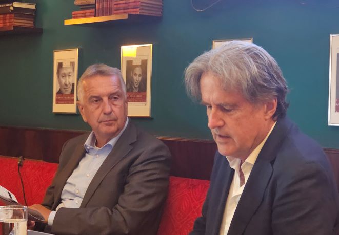 Präsentierten den Status quo des Pensionssystems und neue Vorsorgeideen: Eric Samuiloff (Wiener Finanzdienstleister) und Martin Kwauka (Finanzjournalistenforum). Bild: VJ Präsentierten den Status quo des Pensionssystems und neue Vorsorgeideen: Eric Samuiloff (Wiener Finanzdienstleister) und Martin Kwauka (Finanzjournalistenforum). Bild: VJ