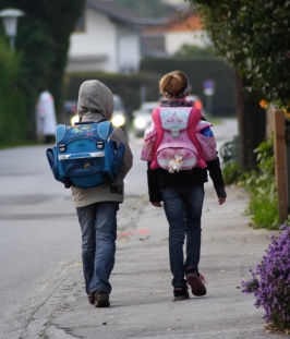 Kinder auf dem Schulweg (Bild: Günter Havlena/Pixelio)