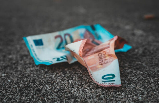 Euro banknotes (Photo: Sara Kurfeß on Unsplash)