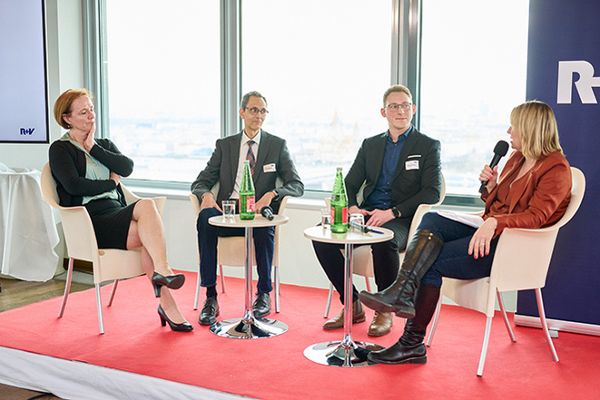 Podiumsdiskussion bei der R+V-Fachtagung (v.l.n.r.): Elisabeth Poschauko, Hadi Hashemi, Florian Seipka und Moderatorin Daniela Soykan-Tober (Bild: Daniel Taladrid)