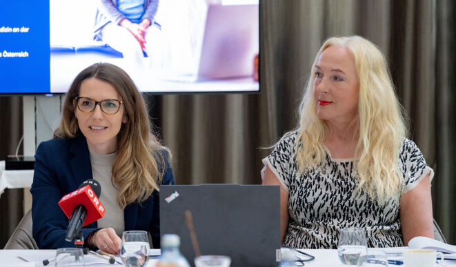 Stellten am Donnerstag das Gesundheitsbarometer vor: Allianz-COO Jovana Novic und Prof. Alexandra Kautzky-Willer (Bild: Allianz/Cardes)