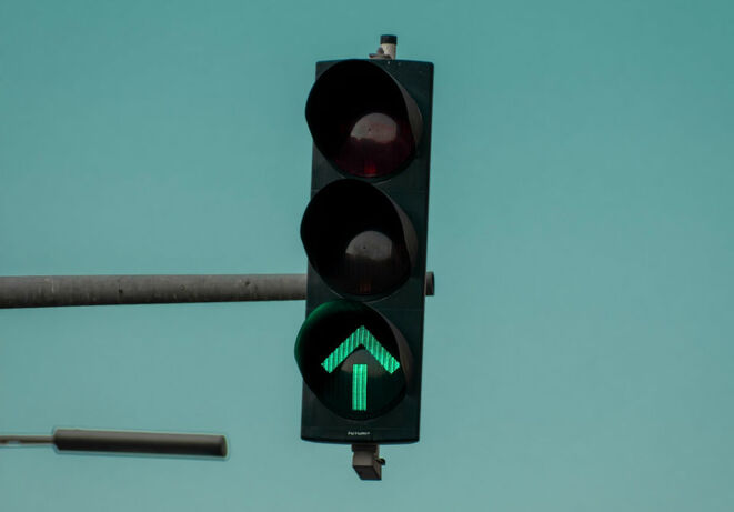 Grüne Ampel (Bild: Aboodi Vesakaran/Unsplash)