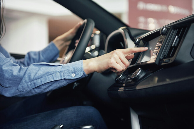Auto-Cockpit, Finger auf dem Touchscreen (Bild: Getty Images/Unsplash) Auto-Cockpit, Finger auf dem Touchscreen (Bild: Getty Images/Unsplash)