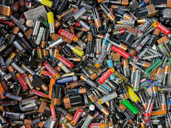 Gesammelte Batterien (Bild: James Cameron/Unsplash)