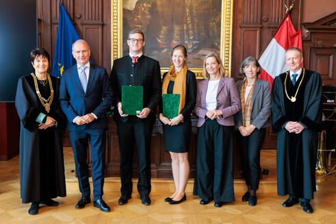 Feierliche Verleihung: Boku-Rektorin Eva Schulev-Steindl, Hagelversicherung-Vorstandsvorsitzender Kurt Weinberger, Preisträger Simon Klaus Schätz, Preisträgerin Magdalena Wachter-Karpfinger, Laudatorinnen Marianne Penker und Elisabeth Koschier, Vizerektor für Forschung und Innovation Christian Obinger (v.l.n.r.; Bild: Boku/Gruber)