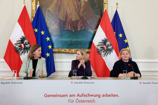 Pressefoyer zum Ministerrat am Mittwoch (v.l.n.r.): Staatssekretärin Barbara Eibinger-Miedl, Ministerinnen Beate Meinl-Reisinger und Korinna Schumann (Bild: BKA/Regina Aigner)