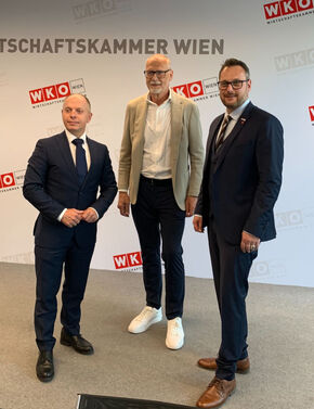 Obmann Horst Grandits (Mitte) mit den Obmannstellvertretern Thomas Naderer (li.) und Stefan Rabelhofer (re.) (Bild: Landesgremium Versicherungsagenten Wien)
