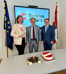 Feierten ein Jahr Bundesschatz: Staatssekretärin Barbara Eibinger-Miedl, Finanzminister Markus Marterbauer, OeBFA-Geschäftsführer Markus Stix (Bild: OeBFA)