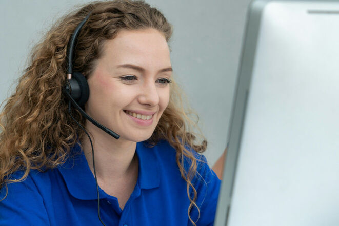 Frau im Callcenter (Bild: Getty Images/Unsplash) Frau im Callcenter (Bild: Getty Images/Unsplash)