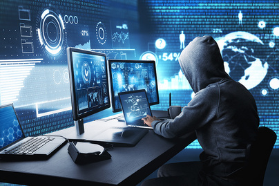 Hacker (Bild: Adobestock/Peshkov)
