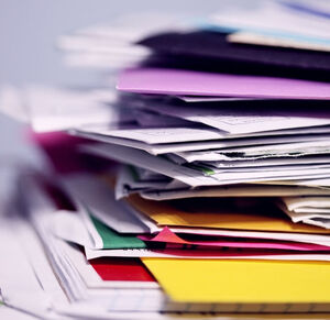 Ein Stapel Dokumente (Bild: Alexander Grey/Unsplash)