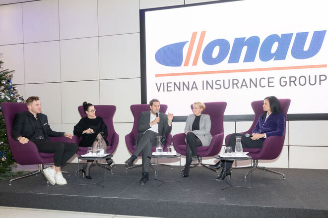 Zukunftsforscher Tristan Horx, Erste-Vorstandsvorsitzende Gerda Holzinger-Burgstaller, Staatssekretär Alexander Pröll, Donau-Vorstandsvorsittzende Judit Havasi und Moderatorin Silvia Grünberger (Bild: Donau/APA-Fotoservice/Tanzer) Zukunftsforscher Tristan Horx, Erste-Vorstandsvorsitzende Gerda Holzinger-Burgstaller, Staatssekretär Alexander Pröll, Donau-Vorstandsvorsittzende Judit Havasi und Moderatorin Silvia Grünberger (Bild: Donau/APA-Fotoservice/Tanzer)