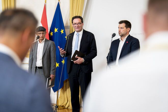 Stellten am Freitag das Dürre-Maßnahmenpaket vor (v.l.n.r.): Finanzminister Markus Marterbauer, Landwirtschaftsminister Norbert Totschnig und Neos-Abgeordneter Michael Bernhard (Bild: BKA/Florian Schrötter)