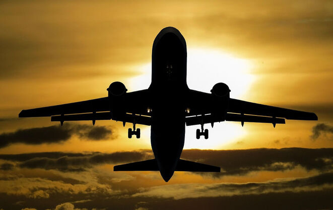 Symbolbild: Flugzeug vor Sonne (Bild: G.C./Pixabay)