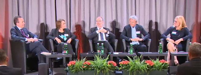 Diskutierten bei der FMA-Aufsichtskonferenz über die Umsetzung der IRRD (v.l.n.r.): Jean-Francois Izac (NN Group, Head of Portfolio Strategy, M&A and Capital Management & Treasury), Nicole Schweizer (FMA, Stellvertretende Abteilungsleiterin Querschnittsthemen Versicherungsaufsicht), Moderator Oliver Schütz (FMA, Bereichsleiter Abwicklung & Verfahren und Recht), Kurt Svoboda (Uniqa Group, CFO/CRO) und Birgit Rodolphe (Bafin, Exekutivdirektorin Abwicklung und Geldwäscheprävention) (Bild: Lampert)