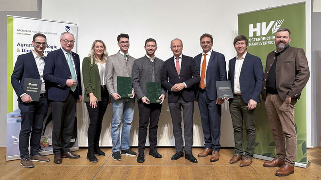 V.l.n.r.: Peter Riegler-Nurscher (Computer Vision & Machine Learning FHWN), LH-Stellvertreter Stephan Pernkopf, Lisa Neuhasuer (Lektorin für Agrarkommunikation FHWN), Preisträger Jakob Silber und Fabian Butzenlechner, Vorstandschef Kurt Weinberger, Markus Gansberger (Studiengangsleiter Bachelorprogramm Agrartechnologie & Digital Farming FHWN), Martin Kerschbaumer (Direktor Francisco Josephinum), Axel Schneeberger (Geschäftsführung FHWN) (Bild: ÖHV)