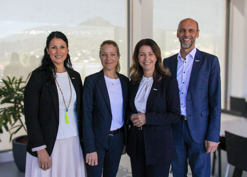 V.l.n.r.: Marketingleiterin und Projektverantwortliche Stefanie Trenkwalder, Andrea Laske (Geschäftsführerin des Gewaltschutzzentrums Tirol und Mitglied der Jury) und die Tiroler-Vorstandsmitglieder Isolde Stieg und Franz Mair (Bild: Tiroler/Raggl)