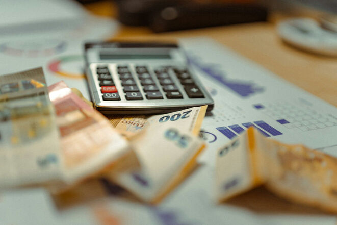 Banknoten, Rechner (Bild: Jakub Zerdzicki/Unsplash)