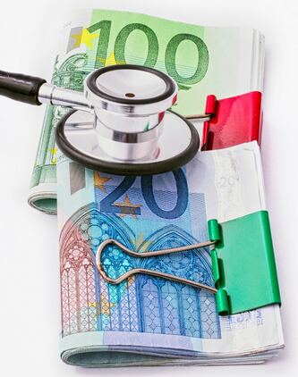 Geld, Stethoskop (Bild: Marek Studzinski/Unsplash)