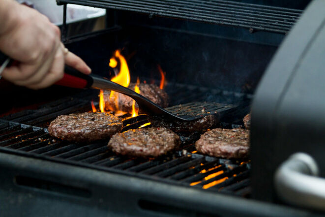 Beim Grillen (Bild: Zac Cain/Unsplash)