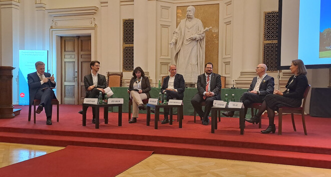 Podiumsdiskussion (v.l.n.r.): Moderator Tarek Leitner, Martin Zenker (Uniqa), Doris Wendler (Wiener Städtische), Kurt Weinberger (Hagelversicherung), Paul Swoboda (Grawe), Peter Linzner (EY Denkstatt) und Natalie Glas (Umweltbundesamt) (Bild: Lampert)