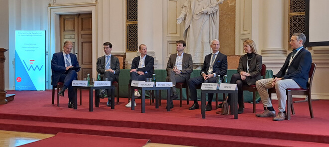 Grawe-Generaldirektor Klaus Scheitegel (li.) sprach in der Universität Graz mit (v.l.n.r.) Stephan Korinek (FMA), Wolfgang Petschko (Donau), Rupert Pichler (Hogo Reinsurance Broker), Peter Tschemer (Generali), Nadine Wiedermann-Ondrej (Finanzministerium) und Marc Olefs (Geosphere Austria) (Bild: Lampert). Grawe-Generaldirektor Klaus Scheitegel (li.) sprach in der Universität Graz mit (v.l.n.r.) Stephan Korinek (FMA), Wolfgang Petschko (Donau), Rupert Pichler (Hogo Reinsurance Broker), Peter Tschemer (Generali), Nadine Wiedermann-Ondrej (Finanzministerium) und Marc Olefs (Geosphere Austria) (Bild: Lampert).