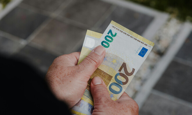 Hände mit 200-Euro-Banknoten (Bild: Drazen Nesic/Unsplash) Hände mit 200-Euro-Banknoten (Bild: Drazen Nesic/Unsplash)