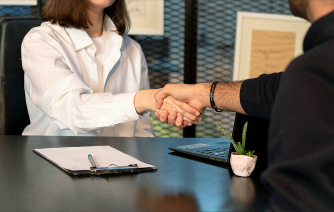 Handshake, Unterlagen (Bild: Mina Rad/Unsplash)