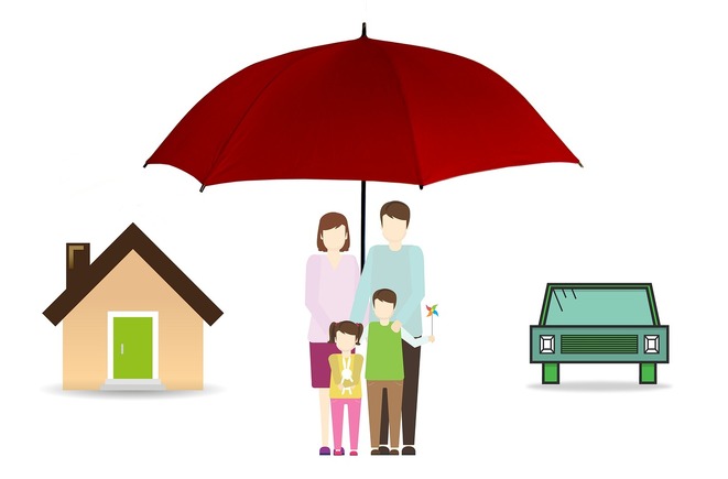 Familie, Haus, Auto unter Schirm (Bild: Tumisu/Pixabay)