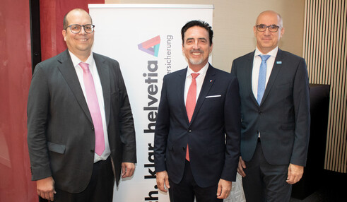 Meinungsforscher Alexander Zeh (Geschäftsführer Ipsos Österreich), Helvetia-Vertriebsvorstand Werner Panhauser und Alexander Hovorka (Geschäftsführer Himmelblau Bestattung) (v.l.n.r.; Bild: Helvetia)