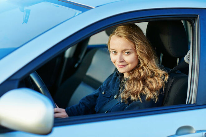 Junge Autofahrerin (Bild: Getty Images/Unsplash) Junge Autofahrerin (Bild: Getty Images/Unsplash)