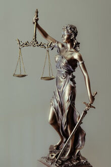 Justitia (Bild: Tingey Injury Law Firm)