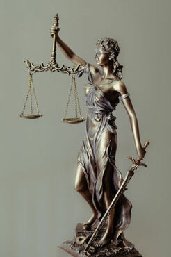 Justitia (Bild: Tingey Injury Law Firm)