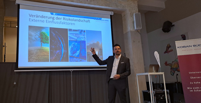 Florian Traußnig referiert beim Risk Summit in Wien über Änderungen in der Risikolandschaft (Bild: Lampert)