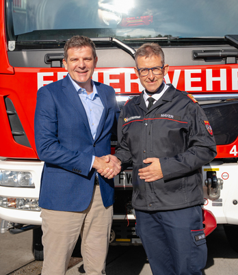 Allianz-CEO Daniel Matic und Robert Mayer, Präsident des Bundesfeuerwehrverbandes (Bild: Allianz/Cardes)