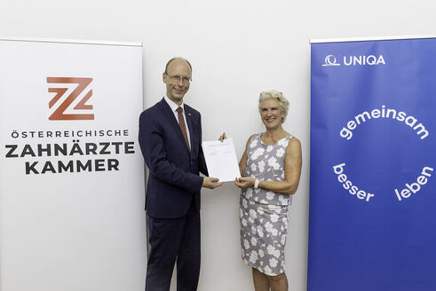 Unterzeichneten Kooperationsvereinbarung: Hans Aubauer, Leiter der Krankenversicherung der Uniqa Österreich, und ÖZÄK-Präsidentin Birgit Vetter-Scheidl und CEO UNIQA HealthService GmbH (Bild: Uniqa/Richard Tanzer)
