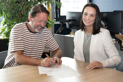 Gernot Neuwirth, Bundesgeschäftsführer des Naturschutzbundes Österreich, und Stephanie Helm, Sustainability Manager & CSR bei Zürich Österreich (Bild: Zürich)