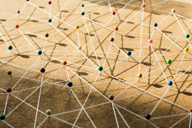 Netz aus Pins (Bild: Curated Lifestyle/Unsplash) Netz aus Pins (Bild: Curated Lifestyle/Unsplash)