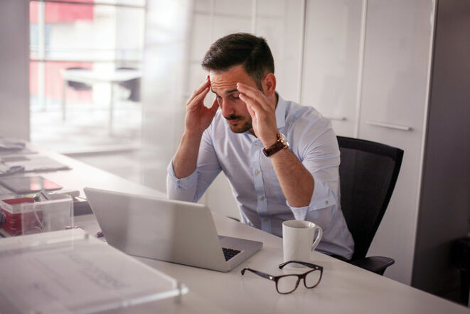 Mann hält Händen an den Kopf (Bild: Getty Images/Unsplash) Mann hält Händen an den Kopf (Bild: Getty Images/Unsplash)