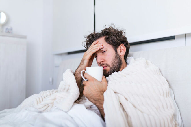 Kranker Mann im Bett (Bild: Getty Images/Unsplash)