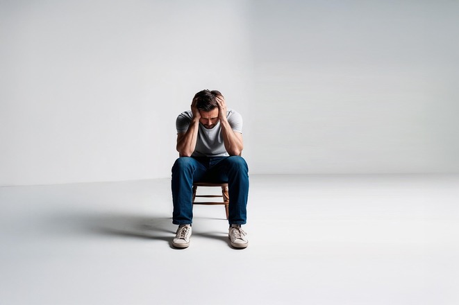 Mann auf Stuhl, depressiv, erschöpft, Kopfweh (Bild: Gerd Altmann/Pixabay)