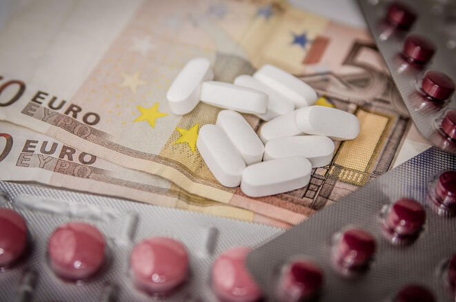 Medikamente, Geld (Bild: Michal Jarmoluk/Pixabay)
