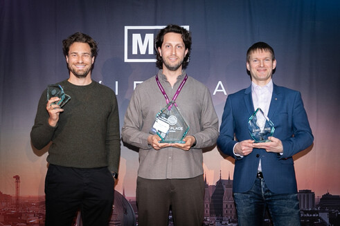 Die Insurtech-Award-Gewinner (v.l.n.r.): Raphael Zeller, Tobias Klinke (Experial) und Mihkel Mandre (Lyfery) (Bild: MOI)