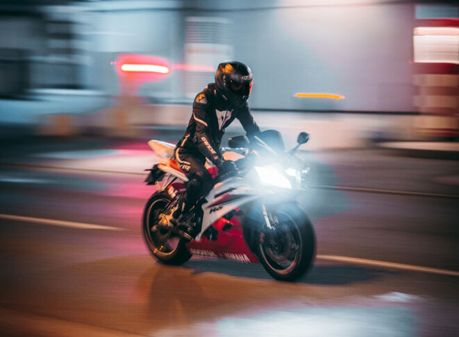 Ein Motorradfahrer (Bild: Tobias Reich/Unsplash) Ein Motorradfahrer (Bild: Tobias Reich/Unsplash)