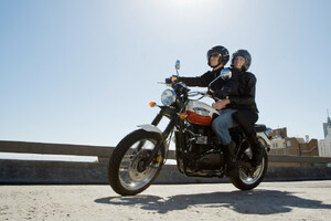 Zwei Personen auf Motorrad (Bild: Getty Images/Unsplash) Zwei Personen auf Motorrad (Bild: Getty Images/Unsplash)