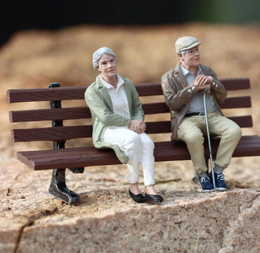 Senioren auf einer Sitzbank (Bild: Roland Steinmann/Pixabay)